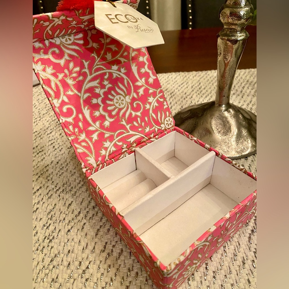 NWT! Jewelry box in beautiful pink, white and golden print